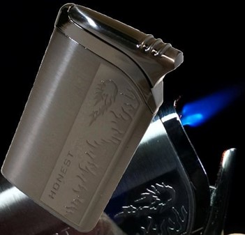 GAVEIDEER TIL SØSTER. Unik og billig metal gaslighter i grafitfarve