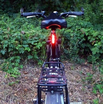 Den ultimative baglygte til cykel. 300° synlighed og lang batteritid