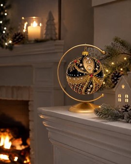 Guld/sort juletræskugle dekoreret med hvide perler og røde krystaller