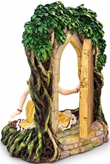 Magisk Fe-Statuette. Polyresin Figur af Smuk Fe ved Lysende Skovdør