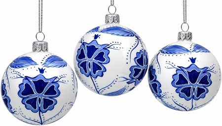 Juledekorationer i glas. Julekugler i porcelæn hvid med blå blomster