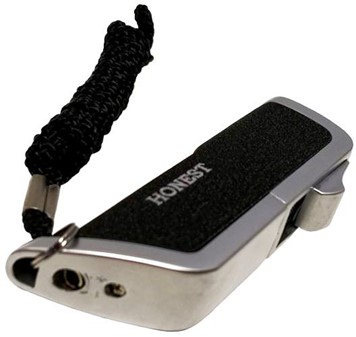 BILLIG LIGHTER. Smart genopfyldelig stormlighter i sort, på en snor