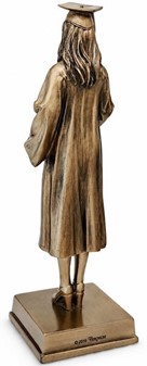Kandidatgave til hende. Bronzefigur af pige i universitetshue og kappe