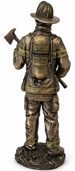 GAVE TIL BRANDMAND. Figur af brandmand i hjelm og med en øks i hånden