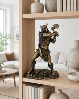 Viking figur. Bronzefigur af mægtige kriger, der svinger sin økse