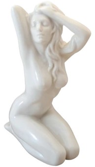 ROMANTISKE GAVER. Hvide porcelænsfigur af en nøgen kvinde