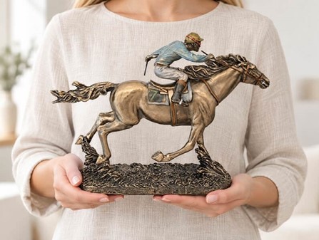 HESTEFIGUR. Imporedende bronzefigur Jockey på hest. Gave til rytter