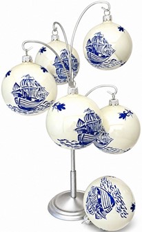Jule glaskugle i hvid emalje porcelænsfarve med blå båd på kuglen. 8cm