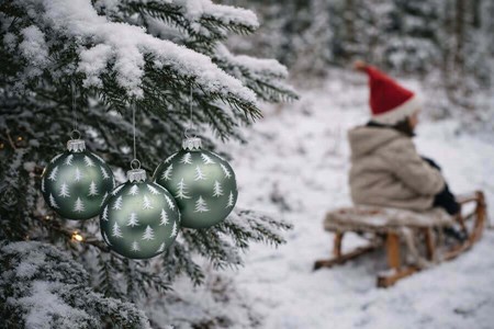 Julekugler i eukalyptusgrøn emalje med små hvide træer. Ø 8 cm, 6 stk
