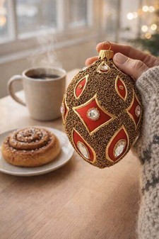 Smukt rigt dekoreret julepynt, polsk rød glas æg a la Fabergé. 13 cm