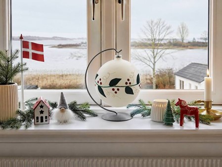 Store julekugler i hvid. Porcelæn blank finish med grøn blade, Ø 15cm