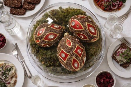 Smukt rigt dekoreret julepynt, polsk rød glas æg a la Fabergé. 13 cm