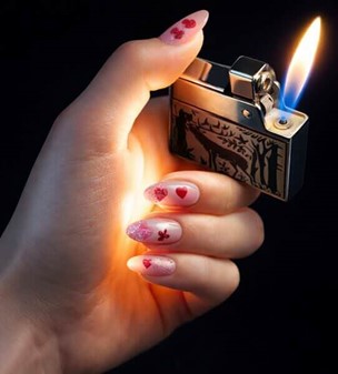 GAVE TIL EN SKOVRIDER. En smuk lighter med en graveret hjorte