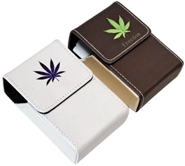 ETUI TIL CIGARETPAKKE. Elegant cigaretetui med magnetisk lukning