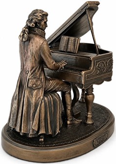 STUE INDRETNING. Unik og realistisk skulptur af Mozart ved klaveret