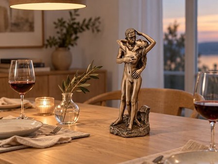 ROMANTISKE FIGURER. Figur af forelsket par i en kærlighed omfavnelse