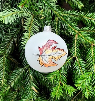 Specielle julekugler. Frostet glas mat julekugle med ahornblad. Ø 8 cm