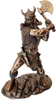 Viking figur. Bronzefigur af mægtige kriger, der svinger sin økse