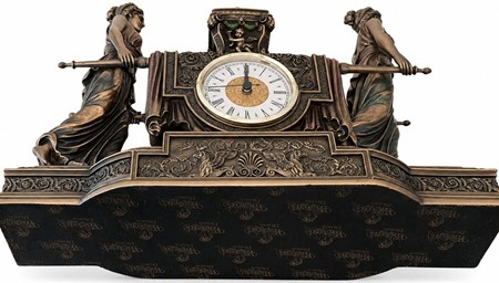 INSPIRATION TIL INDRETNING. Imponerende Art Deco ur i bærestol form