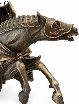 Majestætisk bronzefigur af middelalder ridder på hest. Til stuepynt