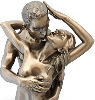 ROMANTISKE FIGURER. Figur af forelsket par i en kærlighed omfavnelse