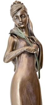 BRYLLUPSFIGURER. Smuk bronze skulptur af brudepige med lilje