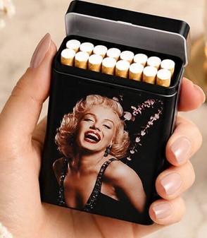 Cigaretetui Metal med Marilyn Monroe og Lucky Dice. To stk i Sæt