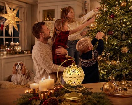 Exclusiv, rigt dekoreret guld julekugle med røde krystaller, Ø 10 cm