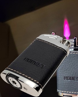 BRYLLUPSGAVE. Praktisk gavesæt med lighter, lommelærke og lommekniv