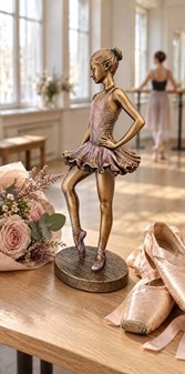 GAVE TIL EN BALLERINA. Attraktiv ballerina figur til stue dekoration
