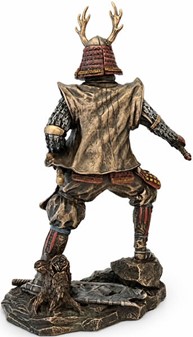 JAPANSK SAMURAI. Figur af ridder i traditionelt kostume med katana