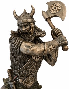 Viking figur. Bronzefigur af mægtige kriger, der svinger sin økse