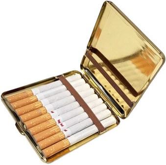 En smuk metal-cigaretetui graveret med geometrisk guldmønster. Køb nu!