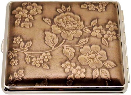 FØDSELSDAGSGAVE TIL HENDE. Lyngfarvet cigaretetui med blomster