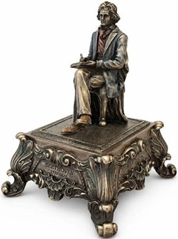 ROMANTISK GAVE. Dejlig figur med spilledåse - Ludwig Van Beethoven