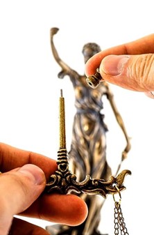 Themis figur. Retfærdigheds gudinde, skabt til advokater med stil