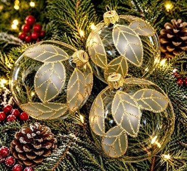 Juletræspynt. Gennemsigtig hvid julekugle med guld glitter blade