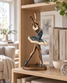 SMÅ GAVER TIL PIGE. Smuk og billig bronzefigur af ballerina i dans