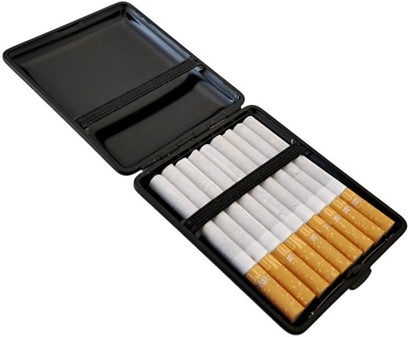 Eksklusivt cigaretetui i ægte bordeaux nappa-læder. Til 18 cigaretter