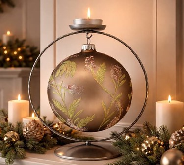 Glas julekugle stor, mat grå med en delikat plantedekoration. Ø 15 cm