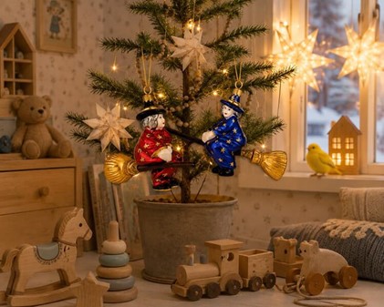 Juletræspynt. Håndlavet glas heks i en blå kjole på en kosteskaft