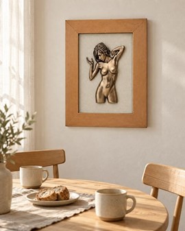 Kunstnerisk Vægdekoration: Elegant Nøgenfigur Bronze i Træramme
