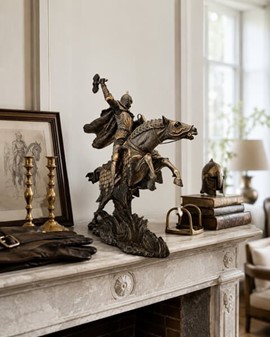 Majestætisk bronzefigur af middelalder ridder på hest. Til stuepynt