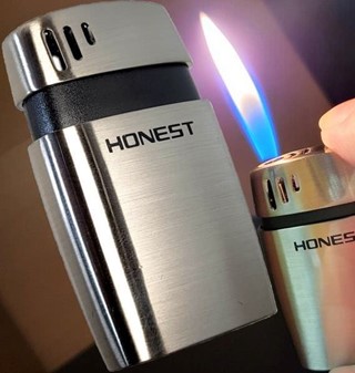GAVEIDEER TIL FAR. Metal lighter og askebæger, billig gavesæt til ham