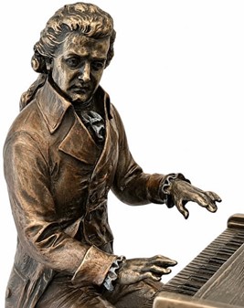 STUE INDRETNING. Unik og realistisk skulptur af Mozart ved klaveret