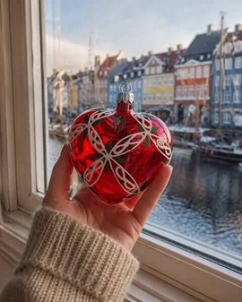 Jule glas hjerte i rød blank med guld og grøn dekoration. 10 cm, 4 stk