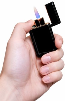 Sort Turbolighter med guldkors og kranium. Kvalitets gas lighter