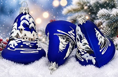 Håndlavede specielle julekugler. Blå juleklokke og hvid vinterlandskab