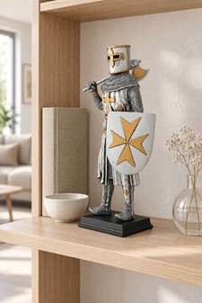 HISTORISK FIGUR. Stående crusader figur med økse og skjold