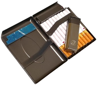 BILLIGE GAVER. Metal cigaretetuier til 20 cigaretter med lighter
